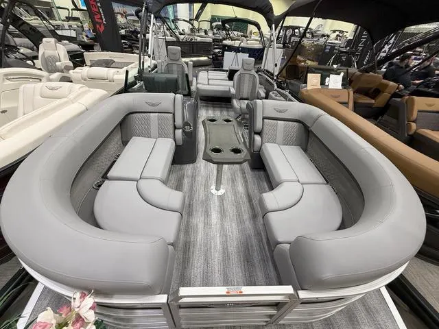 Slide: The Image of Bennington M Swingback 22 MSB Tritoon 2025 - 4