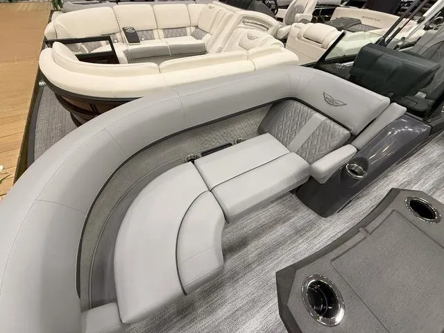 Slide: The Image of Bennington M Swingback 22 MSB Tritoon 2025 - 7