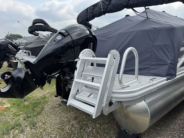 Slide: The Image of Bennington M Quad Bench 22 MFB Tritoon 2025 - 22