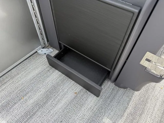 Slide: The Image of Bennington M Quad Bench 24 MFB Tritoon 2025 - 21