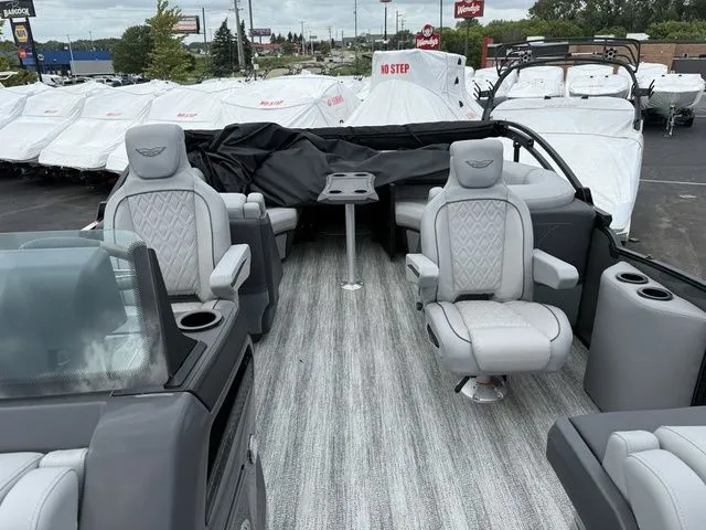 Slide: The Image of Bennington M Quad Bench 22 MFB Tritoon 2025 - 11