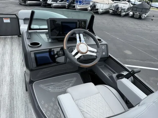 Slide: The Image of Bennington M Quad Bench 22 MFB Tritoon 2025 - 18