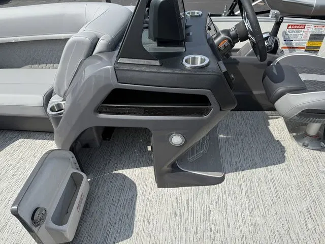 Slide: The Image of Bennington M Quad Bench 22 MFB Tritoon 2025 - 14