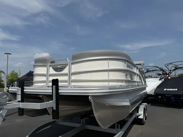 Slide: The Image of Bennington M Quad Bench 22 MFB Tritoon 2025 - 4