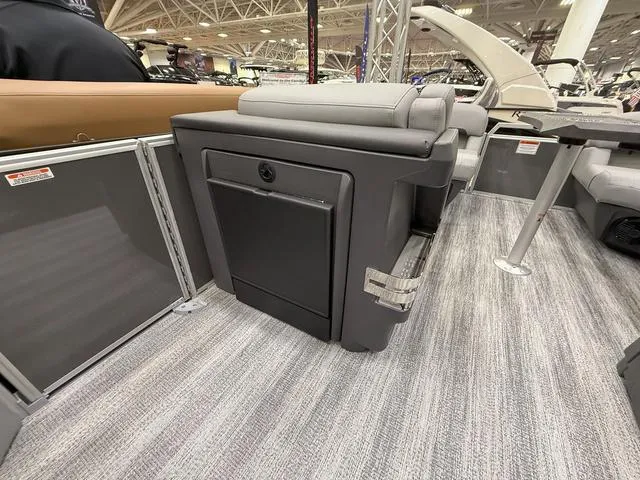 Slide: The Image of Bennington M Swingback 22 MSB Tritoon 2025 - 11