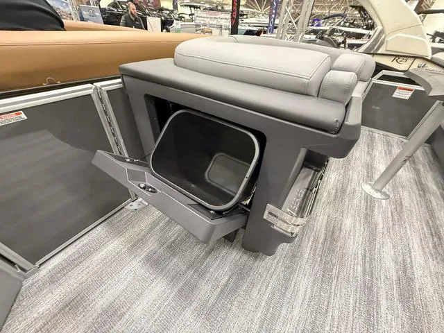 Slide: The Image of Bennington M Swingback 22 MSB Tritoon 2025 - 14