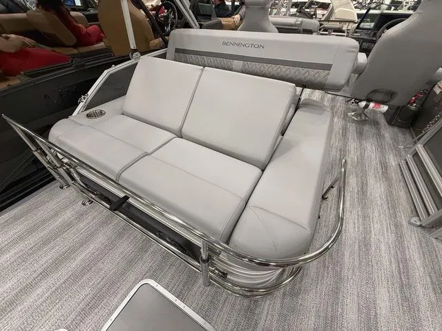 Slide: The Image of Bennington M Swingback 22 MSB Tritoon 2025 - 19