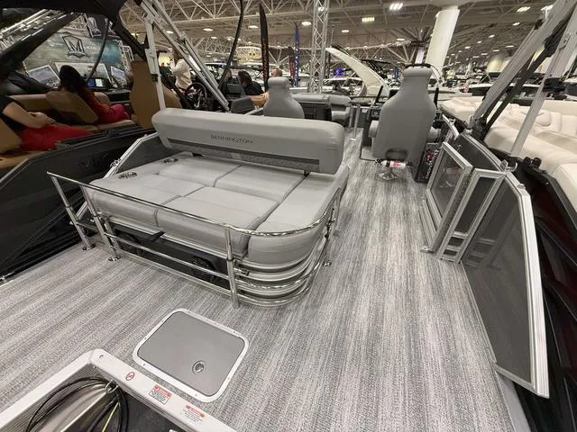 Slide: The Image of Bennington M Swingback 22 MSB Tritoon 2025 - 21