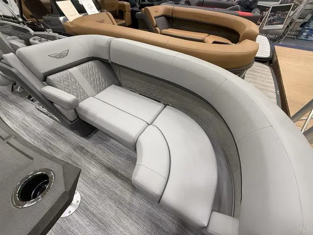 Slide: The Image of Bennington M Swingback 22 MSB Tritoon 2025 - 5