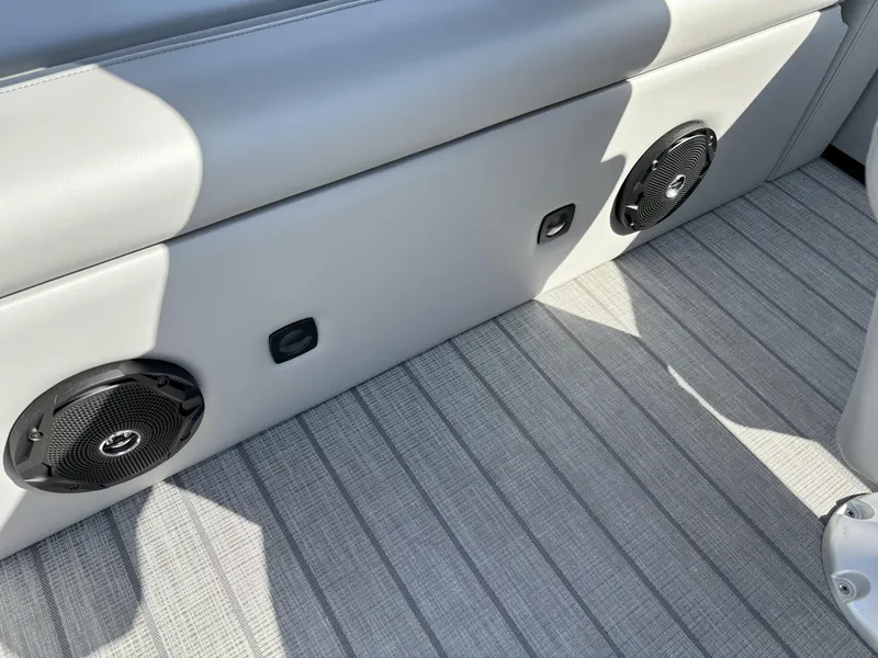 Slide: The Image of Bentley Pontoons Legacy 200 Swingback 2025 - 19