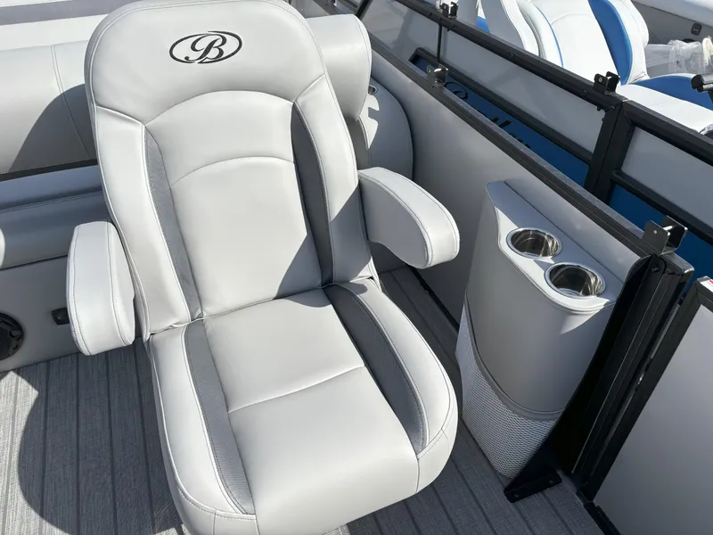 Slide: The Image of Bentley Pontoons Legacy 200 Swingback 2025 - 5