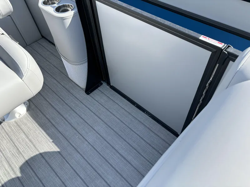 Slide: The Image of Bentley Pontoons Legacy 200 Swingback 2025 - 8