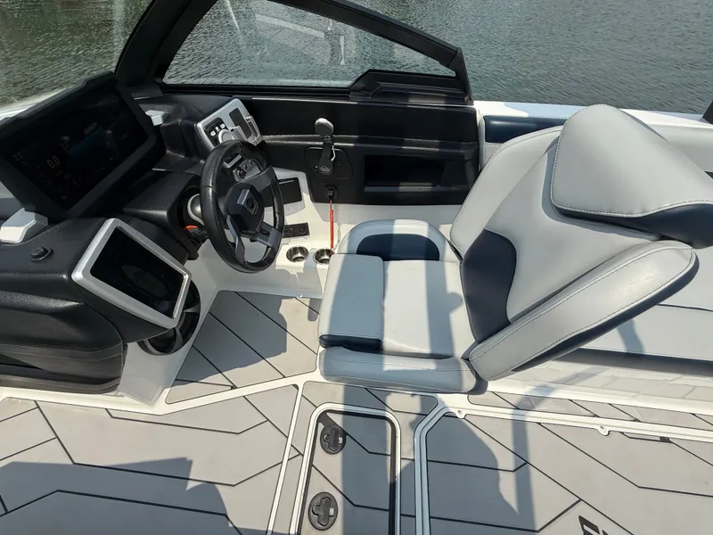 Slide: The Image of Malibu Wakesetter 22 LSV 2021 - 150