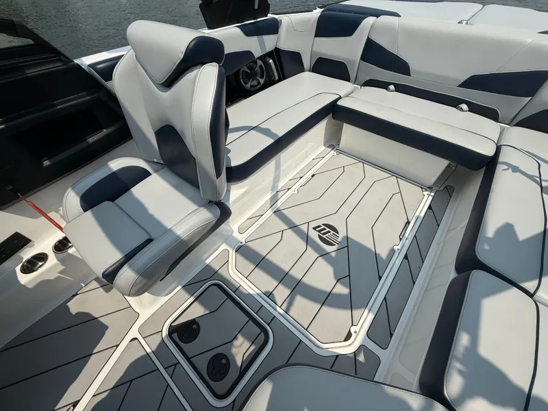Slide: The Image of Malibu Wakesetter 22 LSV 2021 - 155
