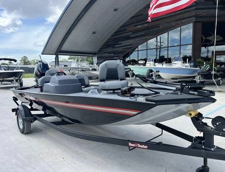 Slide: The Image of Tracker Bass Tracker Classic XL 2024 - 2