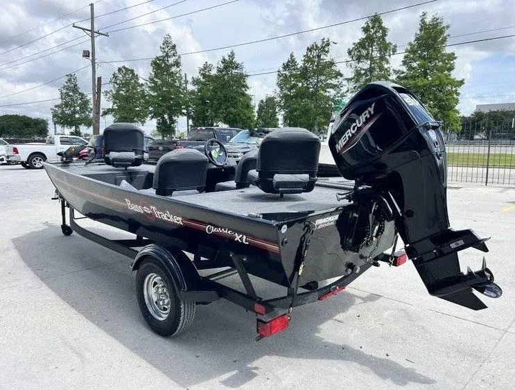 Slide: The Image of Tracker Bass Tracker Classic XL 2024 - 50
