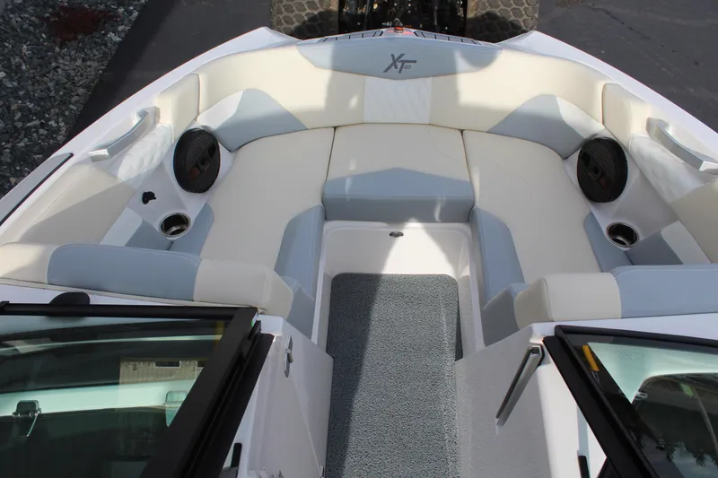 Slide: The Image of MasterCraft XT20 2025 - 11