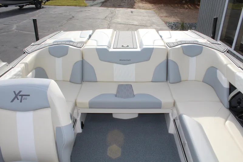 Slide: The Image of MasterCraft XT20 2025 - 14