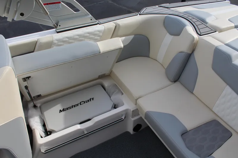 Slide: The Image of MasterCraft XT20 2025 - 15