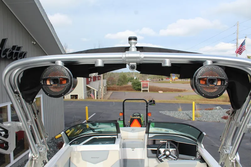 Slide: The Image of MasterCraft XT20 2025 - 17