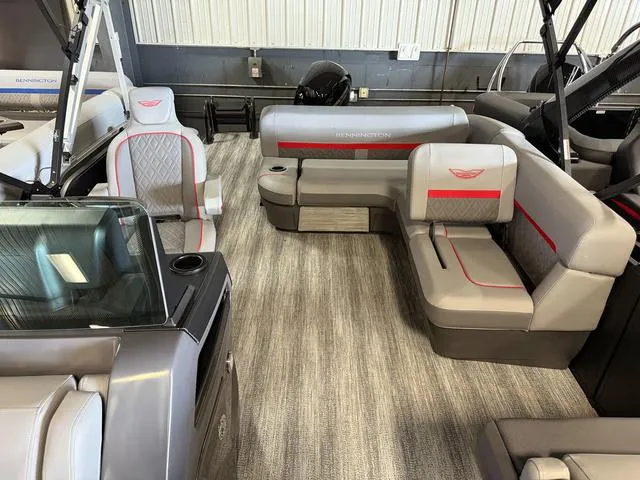 Slide: The Image of Bennington M Swingback 24 MSB Tritoon 2025 - 10