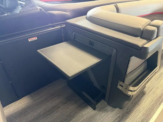 Slide: The Image of Bennington M Swingback 24 MSB Tritoon 2025 - 13