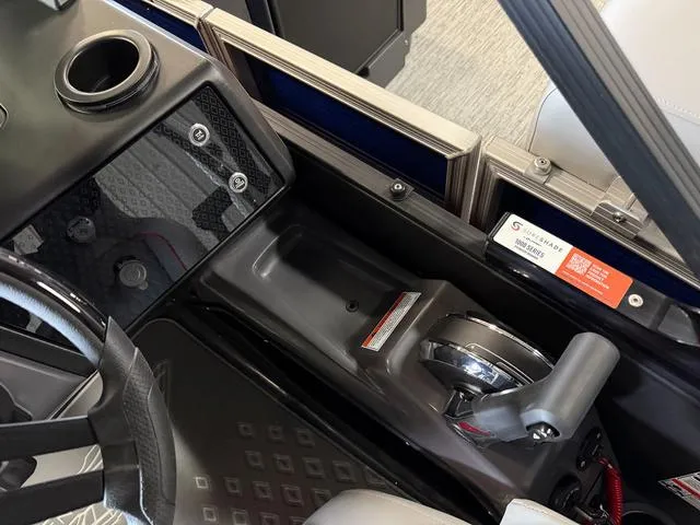 Slide: The Image of Bennington M Swingback 24 MSB Tritoon 2025 - 20