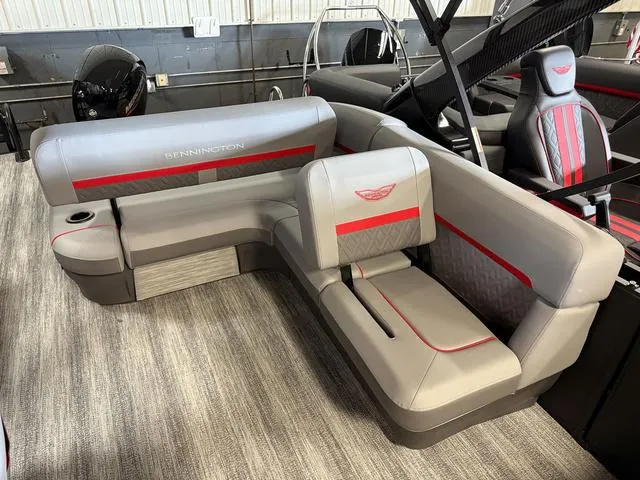 Slide: The Image of Bennington M Swingback 24 MSB Tritoon 2025 - 22