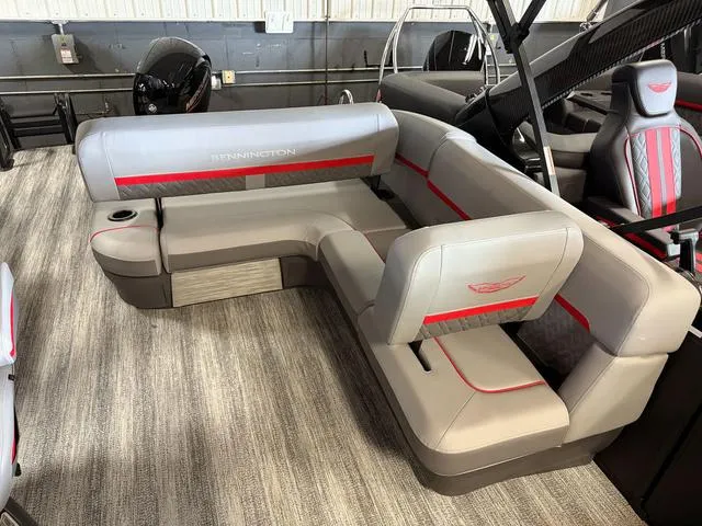 Slide: The Image of Bennington M Swingback 24 MSB Tritoon 2025 - 23