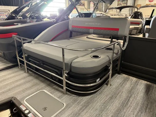 Slide: The Image of Bennington M Swingback 24 MSB Tritoon 2025 - 31