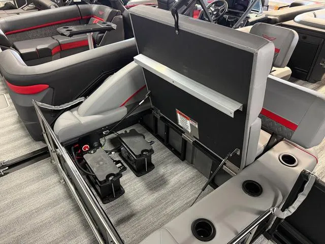 Slide: The Image of Bennington M Swingback 24 MSB Tritoon 2025 - 32