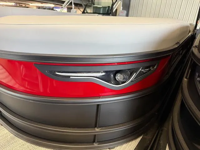 Slide: The Image of Bennington M Swingback 24 MSB Tritoon 2025 - 4