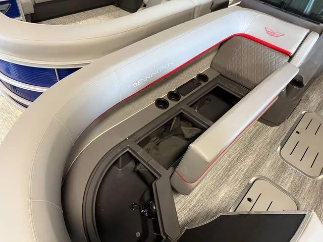 Slide: The Image of Bennington M Swingback 24 MSB Tritoon 2025 - 7