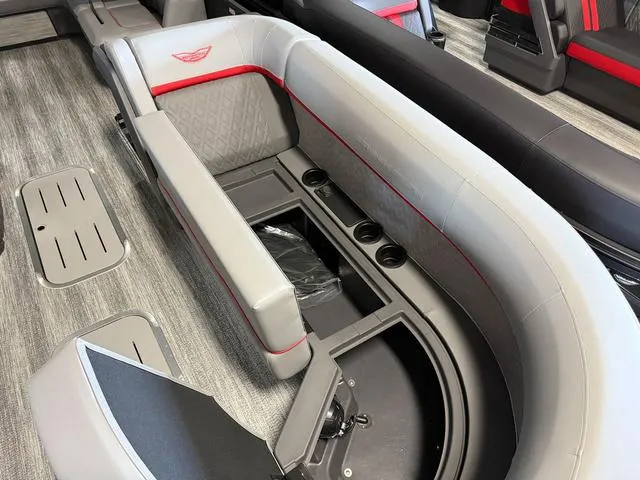 Slide: The Image of Bennington M Swingback 24 MSB Tritoon 2025 - 9