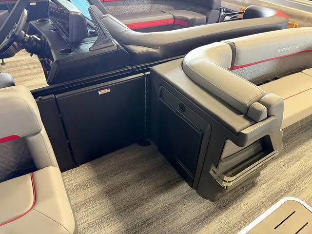 Slide: The Image of Bennington M Swingback 24 MSB Tritoon 2025 - 11