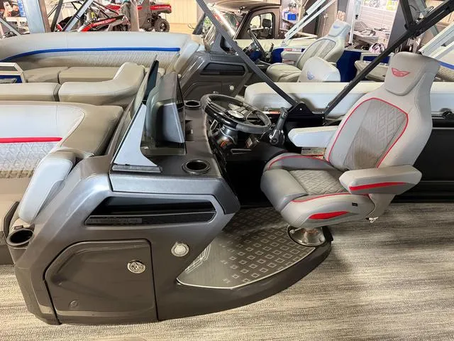 Slide: The Image of Bennington M Swingback 24 MSB Tritoon 2025 - 15