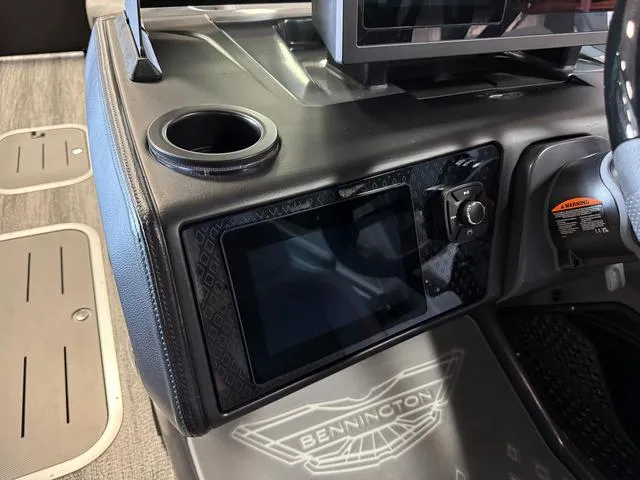 Slide: The Image of Bennington M Swingback 24 MSB Tritoon 2025 - 18