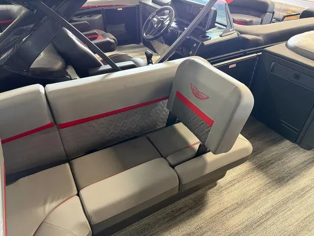 Slide: The Image of Bennington M Swingback 24 MSB Tritoon 2025 - 24