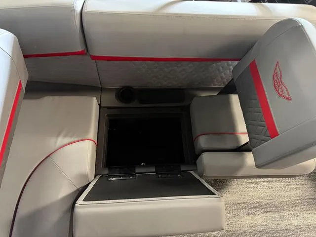 Slide: The Image of Bennington M Swingback 24 MSB Tritoon 2025 - 25