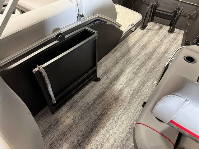 Slide: The Image of Bennington M Swingback 24 MSB Tritoon 2025 - 28