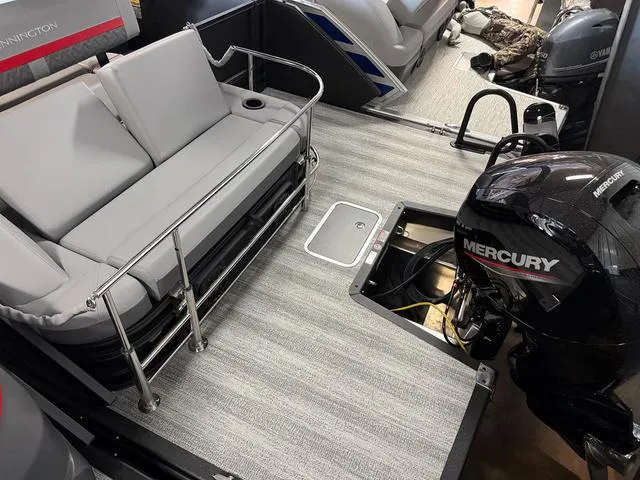 Slide: The Image of Bennington M Swingback 24 MSB Tritoon 2025 - 35