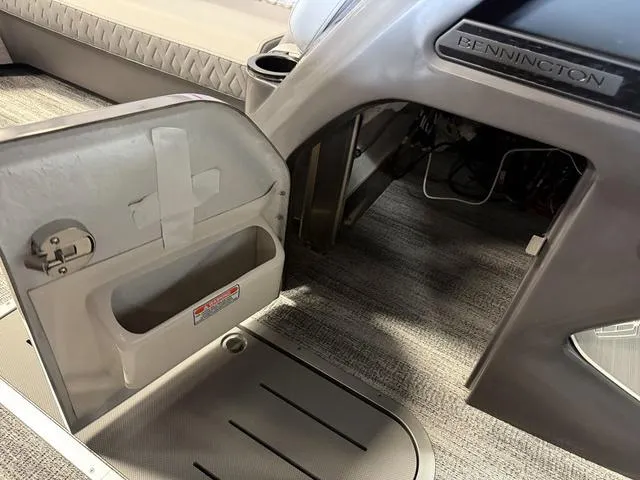 Slide: The Image of Bennington M Swingback 24 MSB Tritoon 2025 - 16