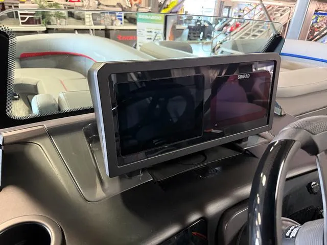 Slide: The Image of Bennington M Swingback 24 MSB Tritoon 2025 - 19