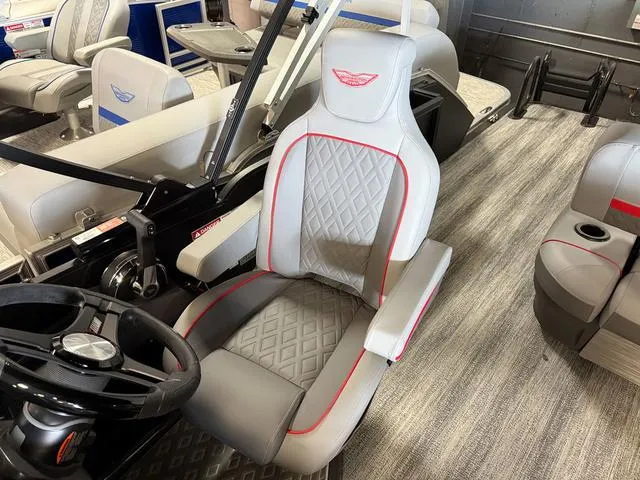 Slide: The Image of Bennington M Swingback 24 MSB Tritoon 2025 - 21