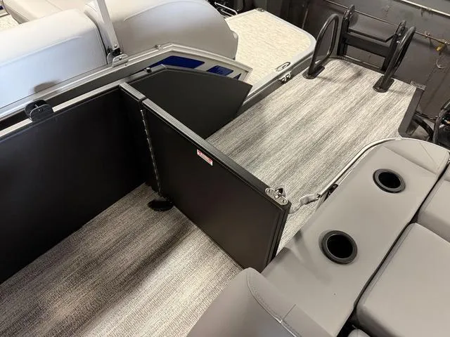 Slide: The Image of Bennington M Swingback 24 MSB Tritoon 2025 - 29