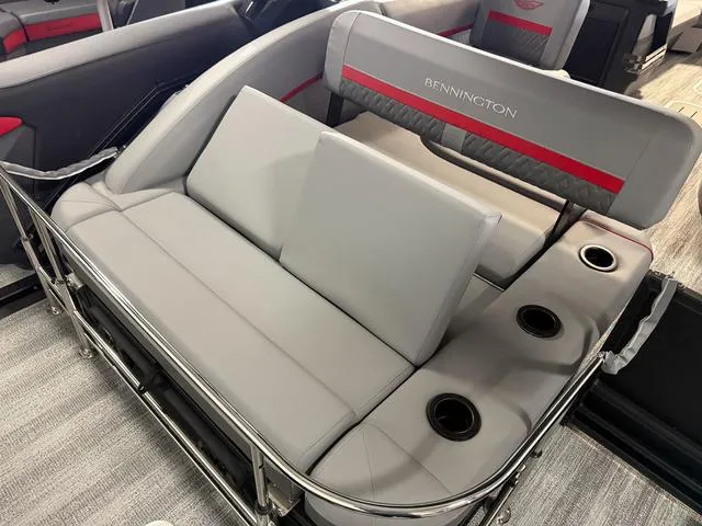 Slide: The Image of Bennington M Swingback 24 MSB Tritoon 2025 - 33