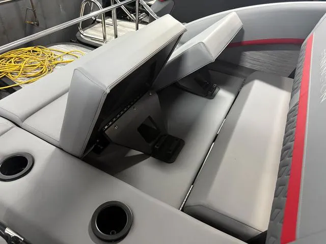 Slide: The Image of Bennington M Swingback 24 MSB Tritoon 2025 - 34