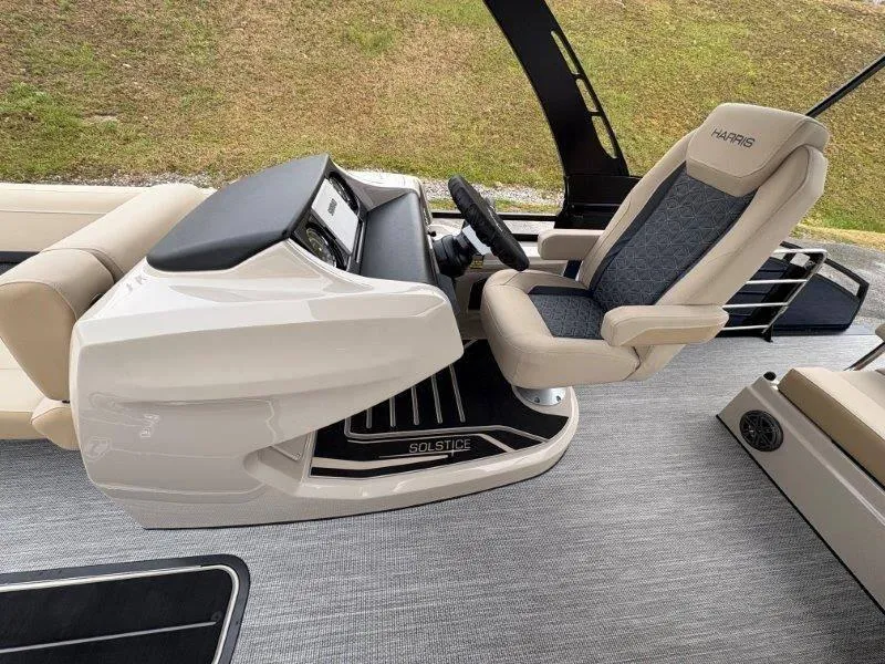 Slide: The Image of Harris Solstice 250 SL 2025 - 29