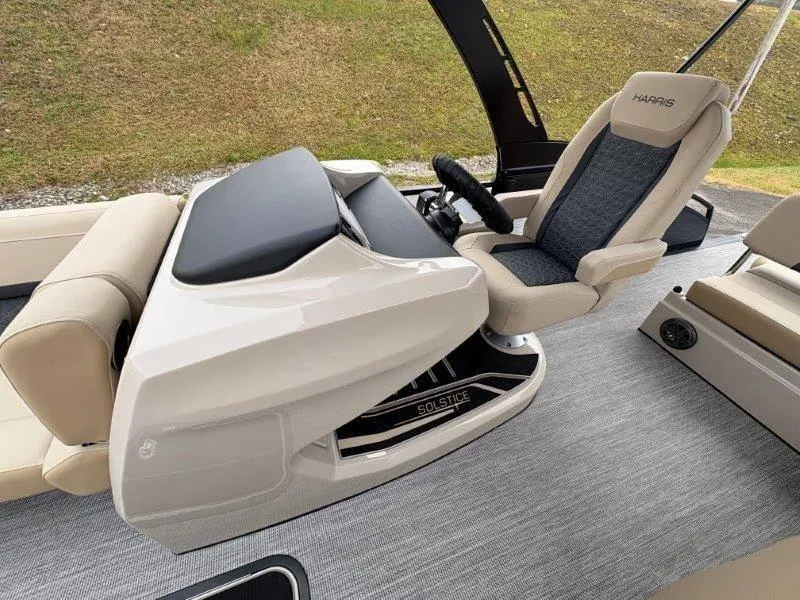 Slide: The Image of Harris Solstice 250 SL 2025 - 30