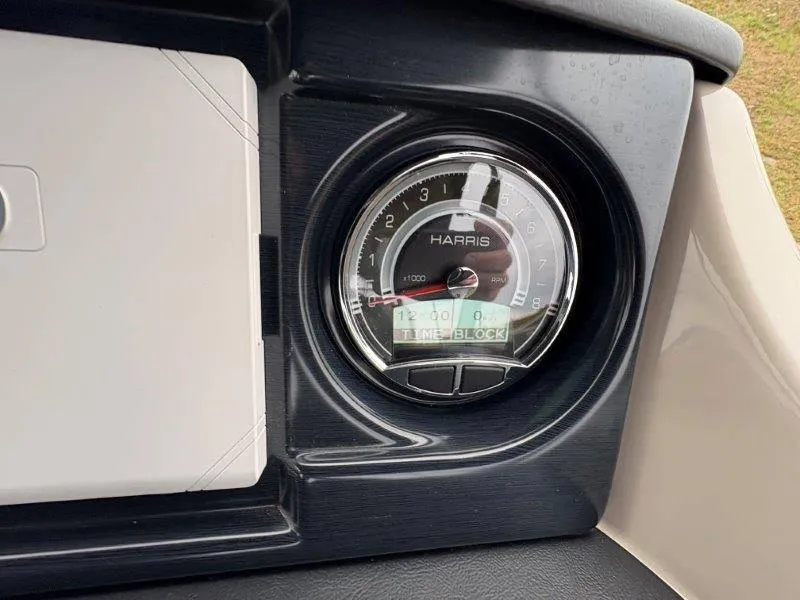 Slide: The Image of Harris Solstice 250 SL 2025 - 59